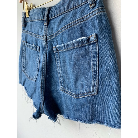 XS, TOPSHOP, blue denim MOM shorts with raw hem - Picture 4 of 8